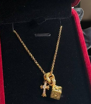 Collana Crux Aurea · dettaglio ritagliato dalla stessa fotografia