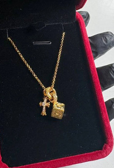 Collana Crux Aurea · dettaglio ritagliato dalla stessa fotografia, non una nuova angolazione