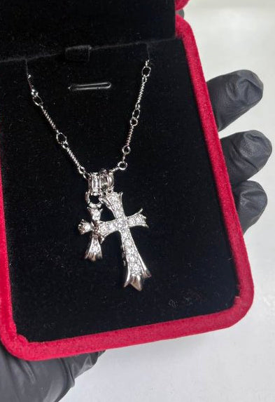 Collana Crux Nivea · dettaglio ritagliato dalla stessa fotografia, non una nuova angolazione