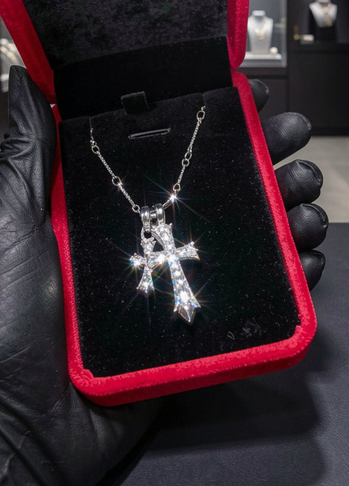 Collana Crux Nivea · dettaglio ritagliato dalla stessa fotografia, non una nuova angolazione
