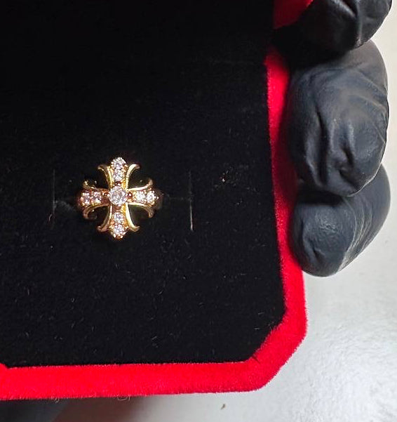 Ear cuff Crux Régalia · dettaglio ritagliato dalla stessa fotografia, non una nuova angolazione
